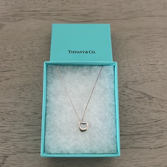 Elsa Peretti®
Open Heart Pendant
in Silver, 11 mm - Picture 5 of 7